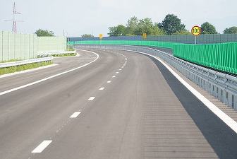Prima autostradă care traversează Munții Carpați primește sute de milioane euro
