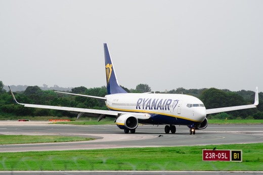 Ryanair - despăgubiri de mii euro după ce o pasageră s-a opărit cu cafea 