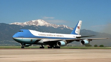 Air Force One - probleme tehnice la scurt timp după ce decolase către Davos cu delegația lui Donald Trump. Președintele SUA și-a reluat călătoria în aeronava de rezervă