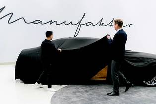 VIDEO&FOTO Șeful Mercedes dezvăluie prima imagine cu noul S Class, considerat cel mai avansat automobil premium din lume