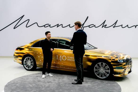 VIDEO&FOTO Șeful Mercedes dezvăluie prima imagine cu noul S Class, considerat cel mai avansat automobil premium din lume