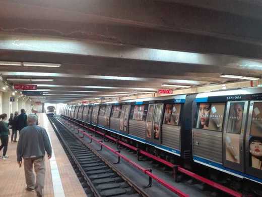 Circulația trenurilor de metrou se desfășoară cu dificultate pe Magistrala 2