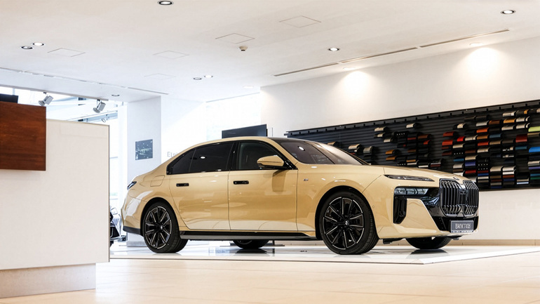 BMW X5 și BMW X1 aliniate în showroom, reprezentând creșterea vânzărilor BMW România pentru mașini electrificate și SUV-uri BMW. | sursa foto: Profit