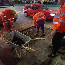 VIDEO Fără gropi în asfalt pe carosabil, iarna. Tehnologie revoluționară de acoperire mai rapidă a gropilor în sezonul rece, testată în România