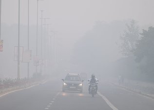 Autostrăzile A1 și A2 au vizibilitate de sub 100 metri