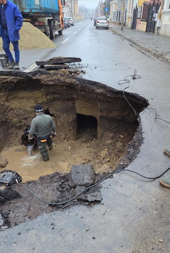 Autobuz cu pasageri, blocat într-o groapă în asfalt VIDEO&FOTO
