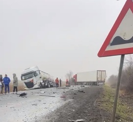Grav accident de circulație în județul Timiș - Șase persoane au murit după ce un microbuz a încercat să facă o depășire