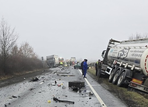 Imagini cu gravul accident din România, cu suporterii lui Răzvan Lucescu. Un microbuz s-a lovit cu un TIR - FOTO&VIDEO