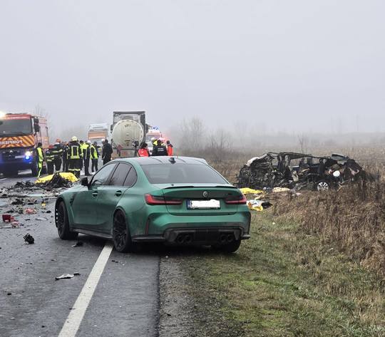 Imagini cu gravul accident din România, cu suporterii lui Răzvan Lucescu. Un microbuz s-a lovit cu un TIR - FOTO&VIDEO