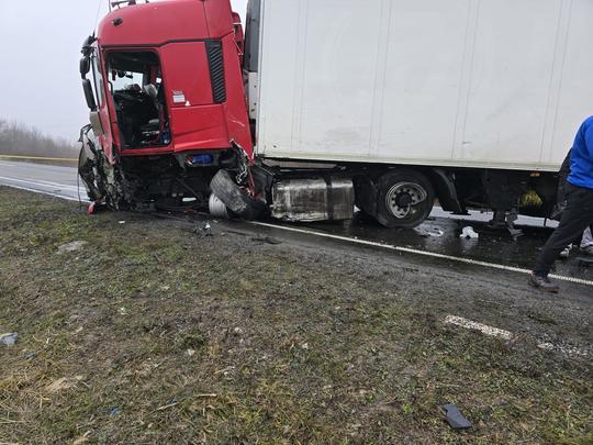 Imagini cu gravul accident din România, cu suporterii lui Răzvan Lucescu. Un microbuz s-a lovit cu un TIR - FOTO&VIDEO
