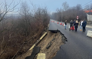 Drum județean prăbușit în Câmpina, după o alunecare de teren VIDE&FOTO