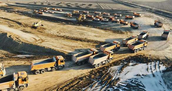 VIDEO Umbrărescu a adus 300 autobasculante pe Lotul 2 al Autostrăzii Moldovei