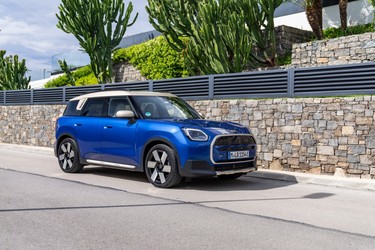 FOTO Mini Countryman și-a mărit autonomia la peste 500 km