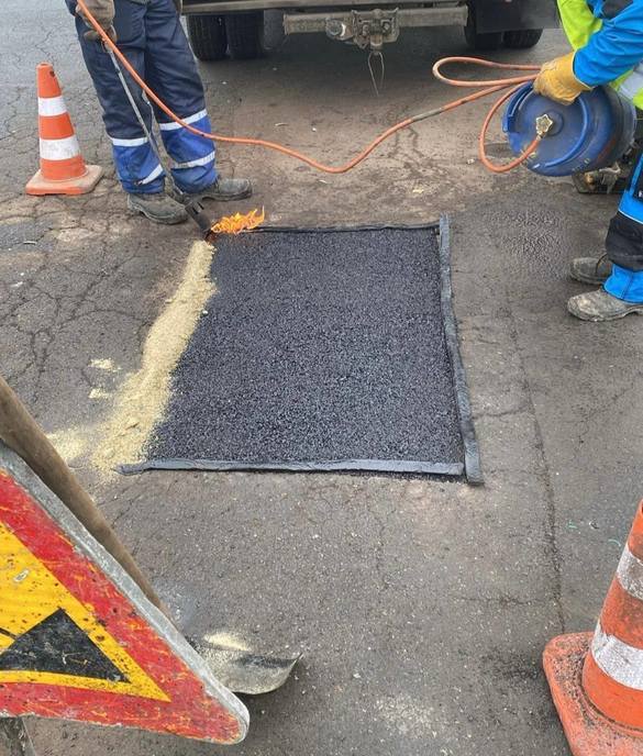 FOTO Marea plombare a gropilor din carosabil. Muncitorii au ieșit pe străzi din capitală și au găsit deja aproape 600 gropi