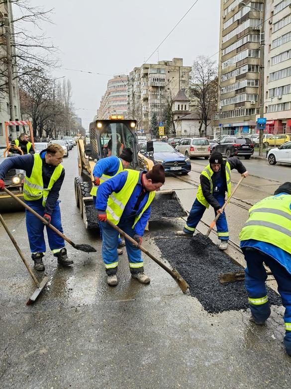 FOTO Marea plombare a gropilor din carosabil. Muncitorii au ieșit pe străzi din capitală și au găsit deja aproape 600 gropi