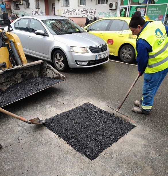 FOTO Marea plombare a gropilor din carosabil. Muncitorii au ieșit pe străzi din capitală și au găsit deja aproape 600 gropi