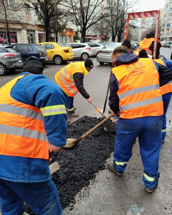 FOTO Marea plombare a gropilor din carosabil. Muncitorii au ieșit pe străzi din capitală și au găsit deja aproape 600 gropi