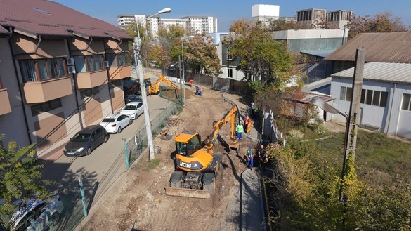 FOTO Marea plombare a gropilor din carosabil. Muncitorii au ieșit pe străzi din capitală și au găsit deja aproape 600 gropi