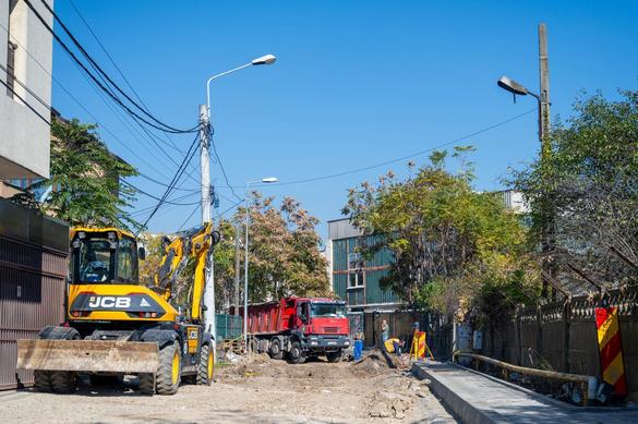 FOTO Marea plombare a gropilor din carosabil. Muncitorii au ieșit pe străzi din capitală și au găsit deja aproape 600 gropi