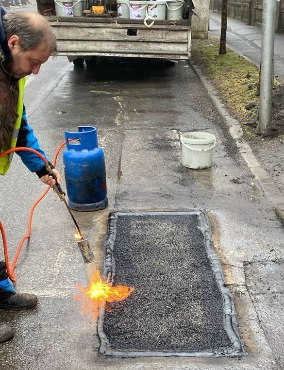 FOTO Marea plombare a gropilor din carosabil. Muncitorii au ieșit pe străzi din capitală și au găsit deja aproape 600 gropi