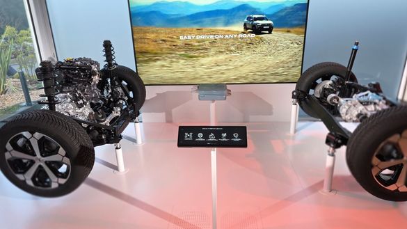 EXCLUSIV VIDEO Dezvăluiri Dacia - Diferențele dintre motorul Hybrid-G 150 4x4 de la Dacia și 4Xe de pe Jeep Avenger: „N-a mai produs nimeni așa ceva, e o premieră mondială!” 