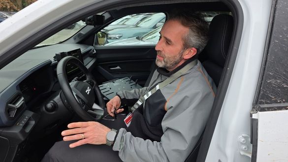 EXCLUSIV VIDEO Dezvăluiri Dacia - Diferențele dintre motorul Hybrid-G 150 4x4 de la Dacia și 4Xe de pe Jeep Avenger: „N-a mai produs nimeni așa ceva, e o premieră mondială!” 