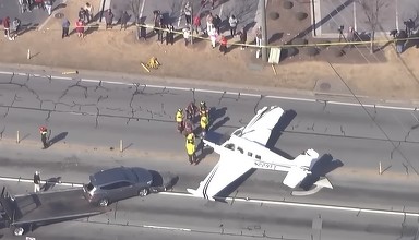 VIDEO Un avion de mici dimensiuni s-a prăbușit în mijlocul unei intersecții aglomerate dintr-un oraș american