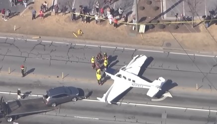 VIDEO Un avion de mici dimensiuni s-a prăbușit în mijlocul unei intersecții aglomerate dintr-un oraș american