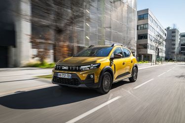 EXCLUSIV VIDEO&FOTO Am testat cea mai puternică Dacia Sandero din istorie împreună cu șeful Dacia. "Este prima dată când o conduc."