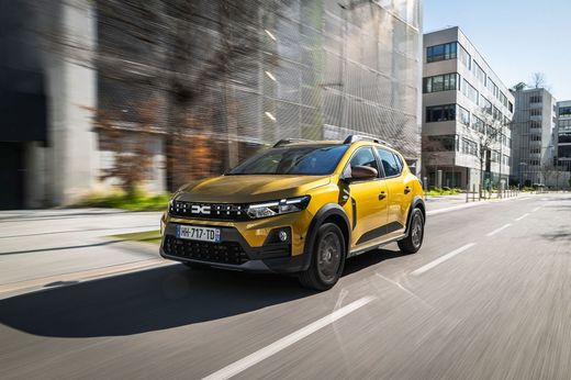 EXCLUSIV VIDEO&FOTO Am testat cea mai puternică Dacia Sandero din istorie împreună cu șeful Dacia. "Este prima dată când o conduc."