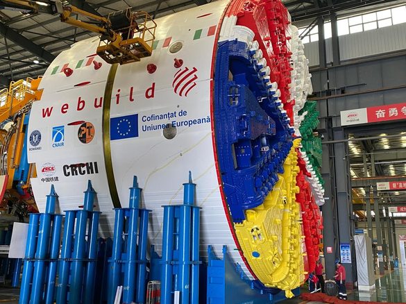 VIDEO Primul tunel rutier de autostradă din România realizat cu utilajul gigant adus din China. Cel mai mare EPB TBM chinezesc exportat în Europa