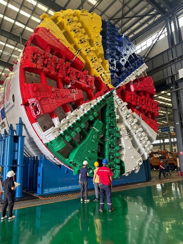 VIDEO Primul tunel rutier de autostradă din România realizat cu utilajul gigant adus din China. Cel mai mare EPB TBM chinezesc exportat în Europa