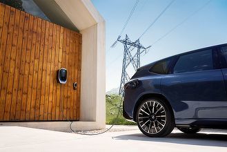 Prima mașină care poate injecta energie în rețea pe bani, la BMW