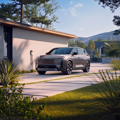 FOTO Toyota sfidează tendințele și lansează cea mai mare mașină electrică din SUA