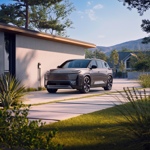 FOTO Toyota sfidează tendințele și lansează cea mai mare mașină electrică din SUA