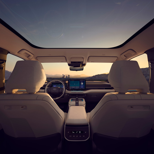 FOTO Toyota sfidează tendințele și lansează cea mai mare mașină electrică din SUA