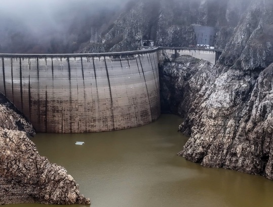 Circulația rutieră va fi închisă temporar pe Transfăgărășan, în zona barajului Vidraru. Restricții valabile mâine, pentru 3 ore