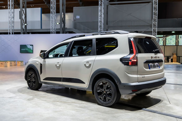 FOTO Noul Dacia Jogger facelift, cu motorul de 1.8 litri hibrid, poate fi comandat în România