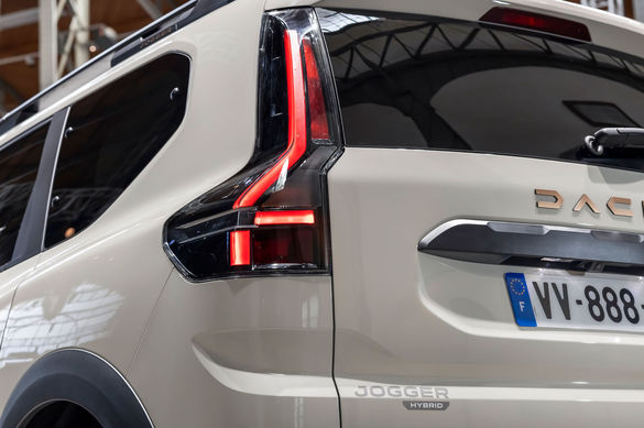 FOTO Noul Dacia Jogger facelift, cu motorul de 1.8 litri hibrid, poate fi comandat în România