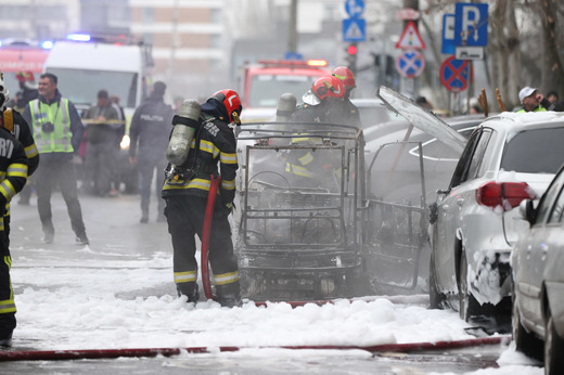Imagini cu incendiul la mașina electrică, din capitală FOTO