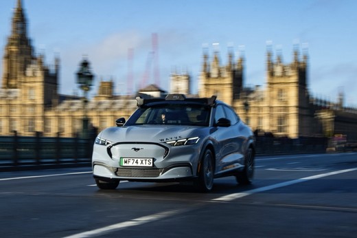 Mercedes, Nissan și Stellantis investesc în compania europeană de robotaxi Wayve