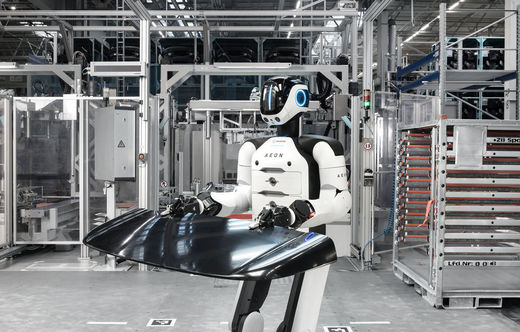 BMW aduce roboți umanoizi în uzină FOTO