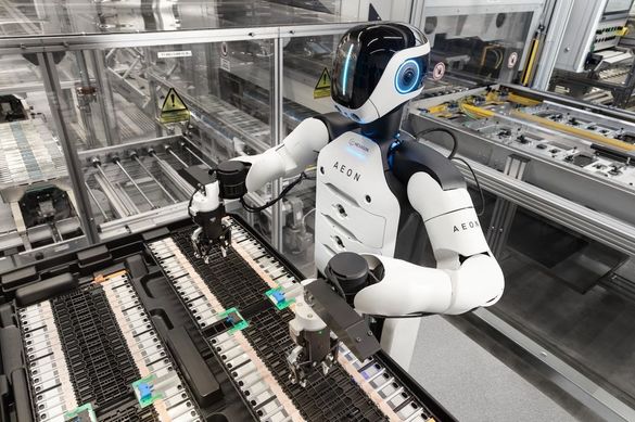 BMW aduce roboți umanoizi în uzină FOTO