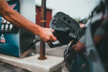 ”Litrul de combustibil a devenit un instrument de colectare bugetară”. Expert: Prețul carburantului la pompă este 70% rezultat din fiscalitate