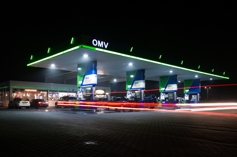 Stație de carburanți OMV Petrom cu afișaj electronic care indică prețuri actualizate pentru preț motorină și preț benzină în contextul scumpirii carburanți în România. | sursa foto: Profit