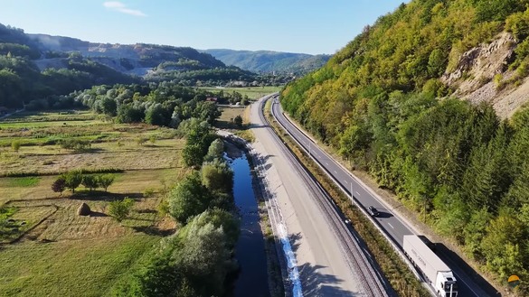 FOTO Bolojan, pe șantier nemulțumit: Amenință cu penalități pentru întârzieri la linia de cale ferată Cluj-Napoca – Oradea – Episcopia Bihor