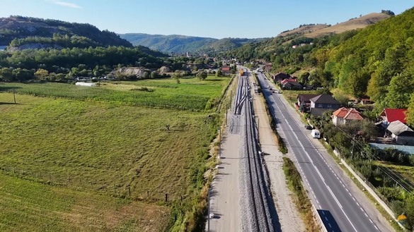 FOTO Bolojan, pe șantier nemulțumit: Amenință cu penalități pentru întârzieri la linia de cale ferată Cluj-Napoca – Oradea – Episcopia Bihor