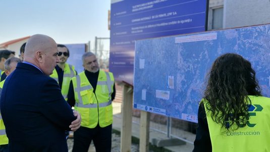 FOTO Bolojan, pe șantier nemulțumit: Amenință cu penalități pentru întârzieri la linia de cale ferată Cluj-Napoca – Oradea – Episcopia Bihor