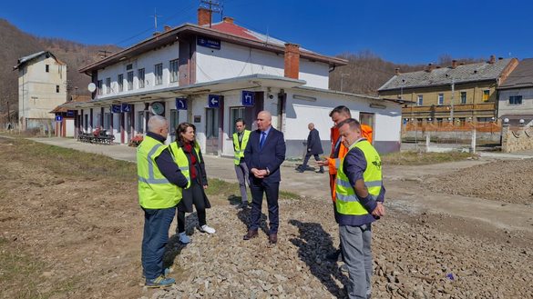 FOTO Bolojan, pe șantier nemulțumit: Amenință cu penalități pentru întârzieri la linia de cale ferată Cluj-Napoca – Oradea – Episcopia Bihor