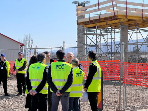 FOTO Bolojan, pe șantier nemulțumit: Amenință cu penalități pentru întârzieri la linia de cale ferată Cluj-Napoca – Oradea – Episcopia Bihor